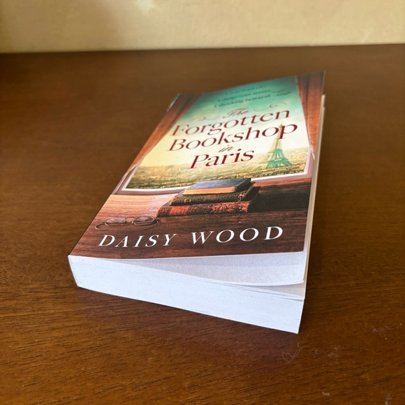 3/$20 📚 The Forgotten Bookshop in Paris Daisy Wood 2023 Avon Paperback - Picture 4 of 8